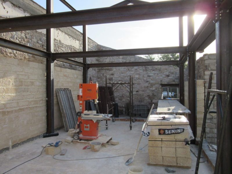 Installation of hemp-lime Biomattone® for vapor-permeable masonry in sustainable building