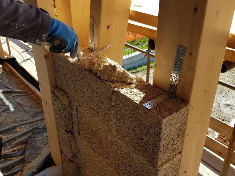 Installation of hemp-lime Biomattone® for vapor-permeable masonry in sustainable building