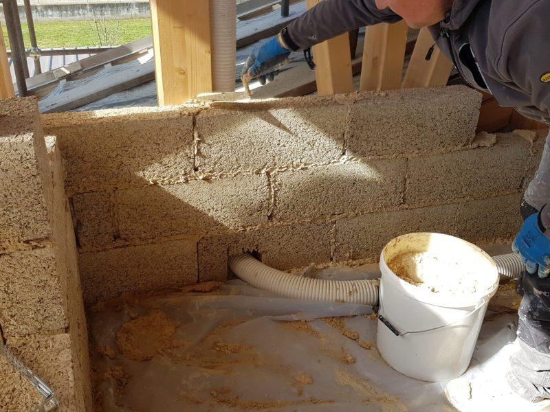 Installation of hemp-lime Biomattone® for vapor-permeable masonry in sustainable building