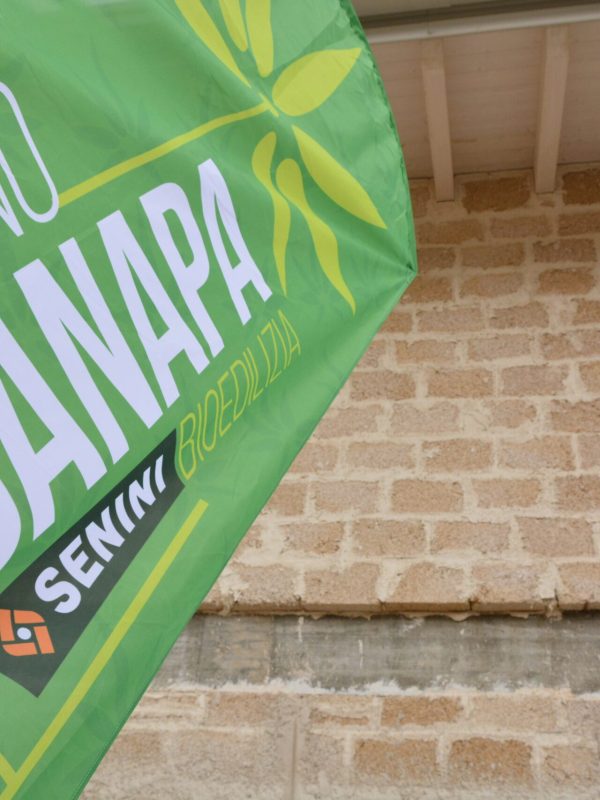 Installation of hemp-lime Biomattone® for vapor-permeable masonry in sustainable building