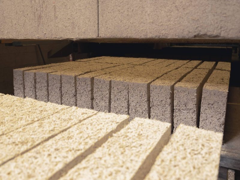 Installation of hemp-lime Biomattone® for vapor-permeable masonry in sustainable building